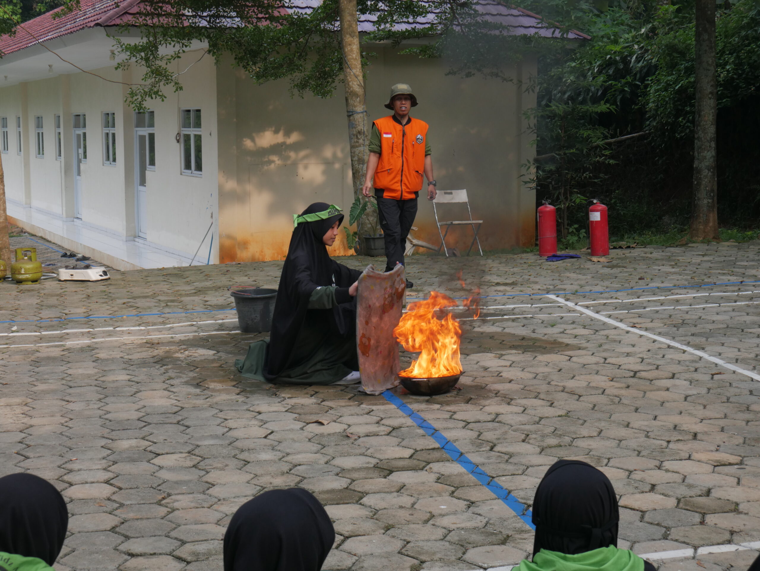 Santri Putri Al Husna Belajar Tanggap Darurat Kebakaran Bersama Tim SAS